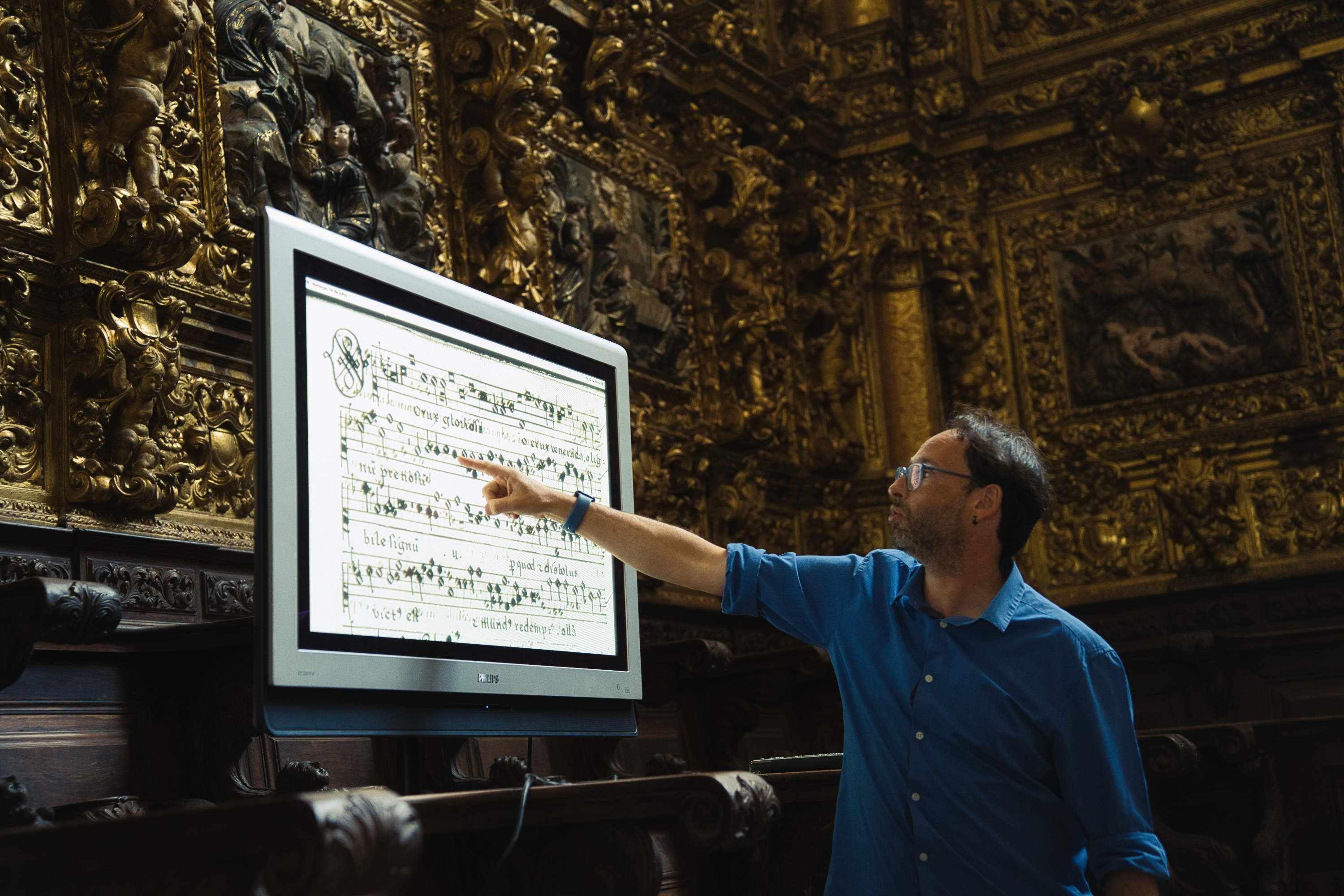 Pedro Sousa Silva directing in a baroque setting