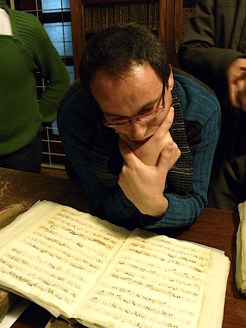 Pedro Sousa Silva studying a manuscript